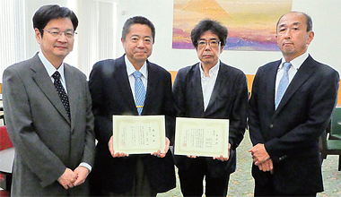 (左から)山崎教授、山口教授、藤本教授、越山教授