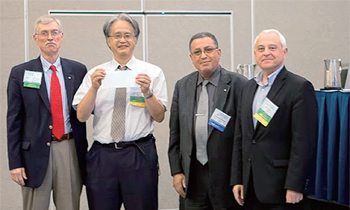 国際会議の山崎教授(左から２人目)