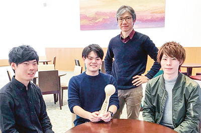 （前列左から）寒河江さん、浦崎さん、高橋さん、立っているのは佐藤教授