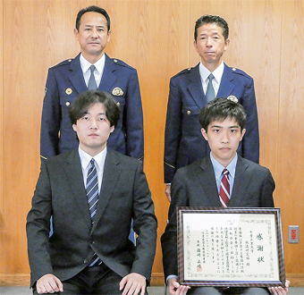 感謝状の贈呈式で松尾さん(左)と山本さん。後ろ左は國�ｱ署長